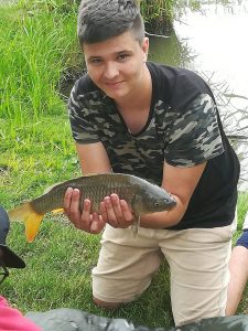 Sok fiatal horgász leli örömét a Völgyhídi Tavakon